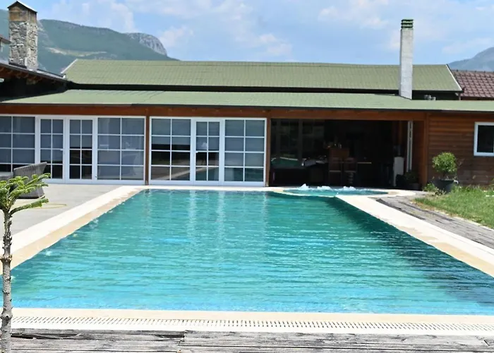 The Emerald Courtyard